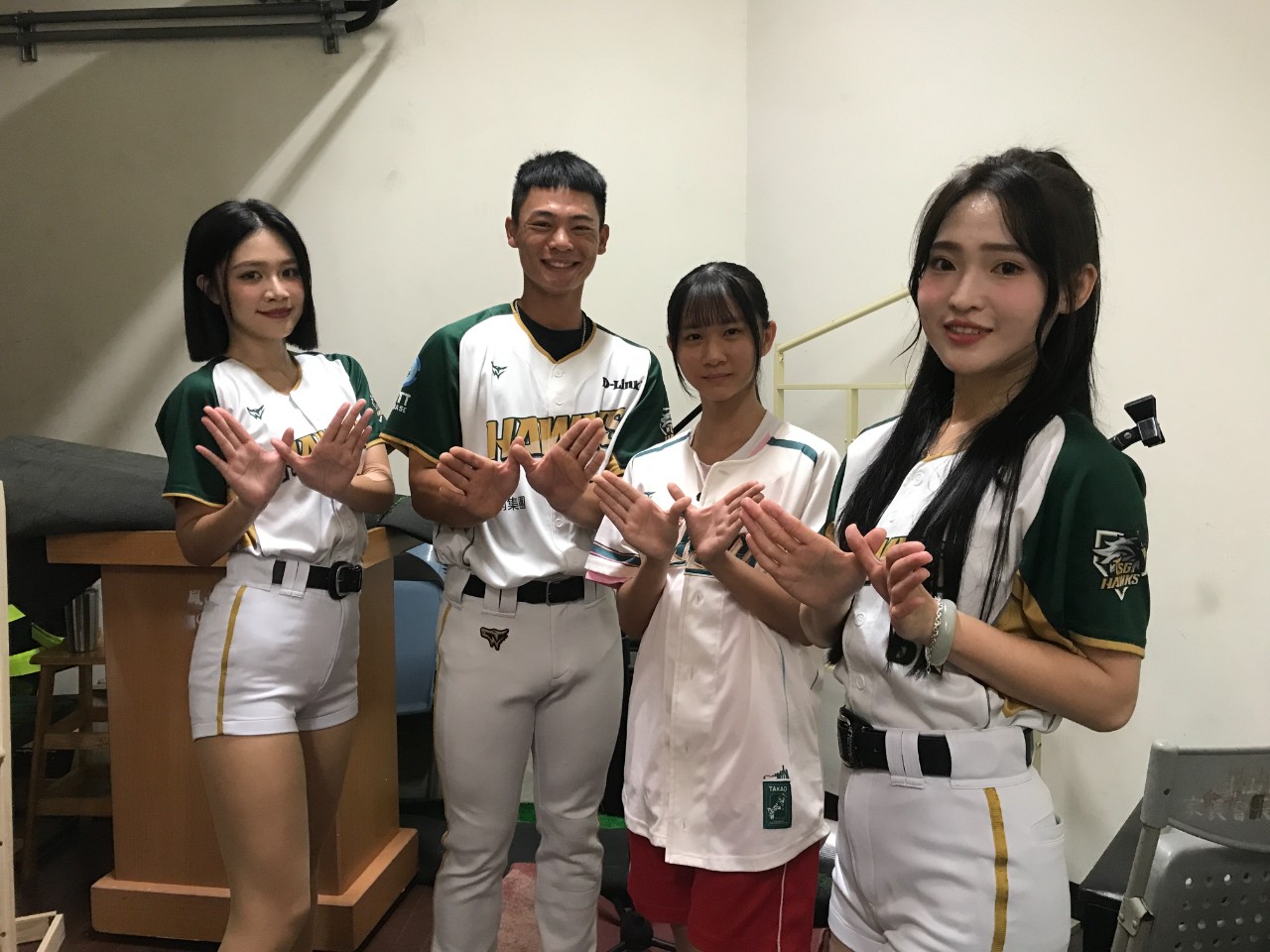 台鋼雄鷹-校園出任務GO!，多張圖片alt內容雷同，共 3 張。